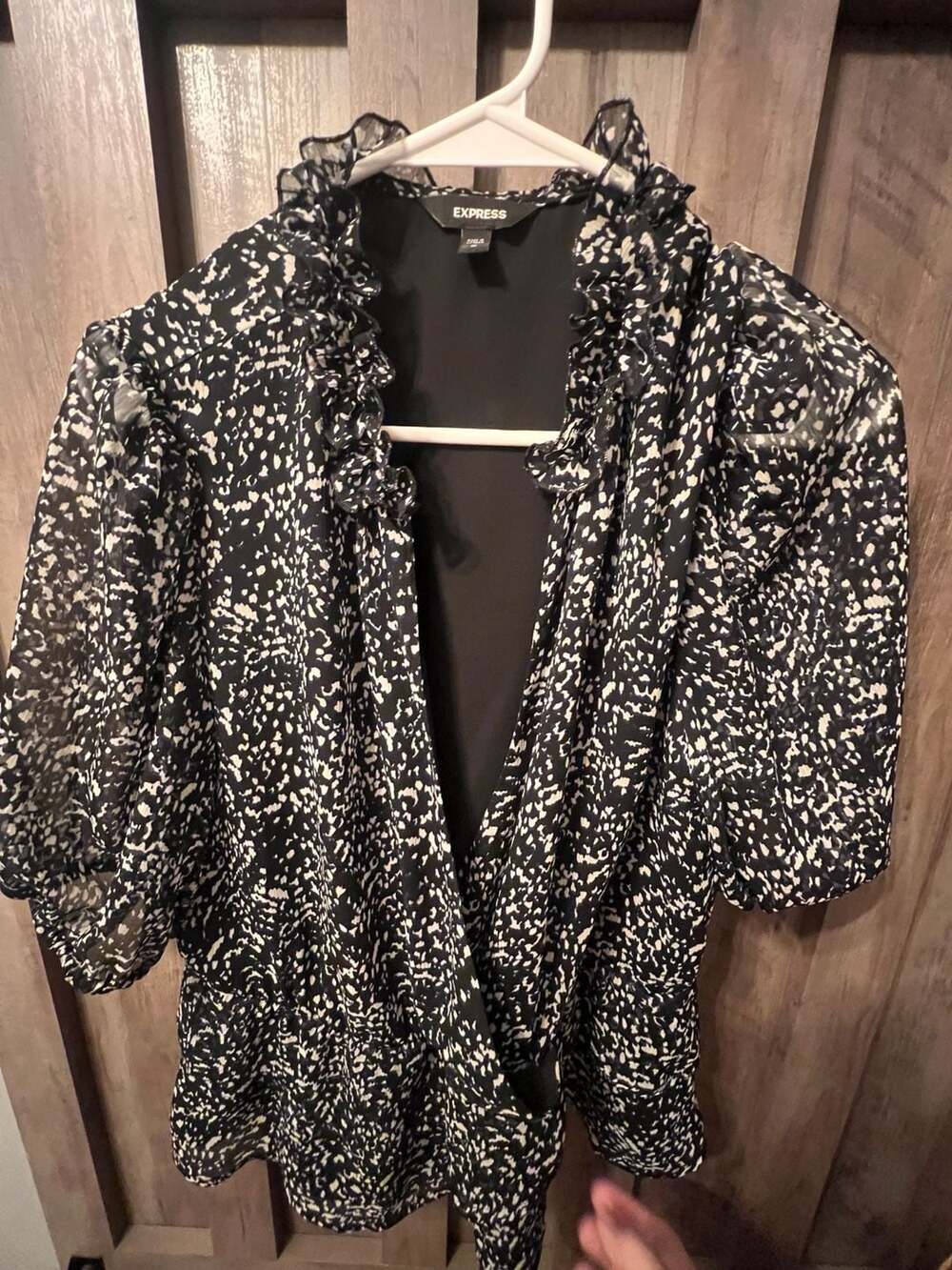 Express Women's Black and White Abstract Print Ruffle V-Neck Peplum Blouse